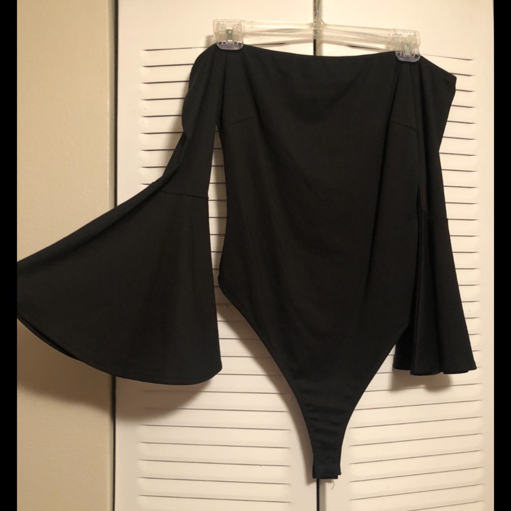 Lulu’s bell sleeve body suit size small